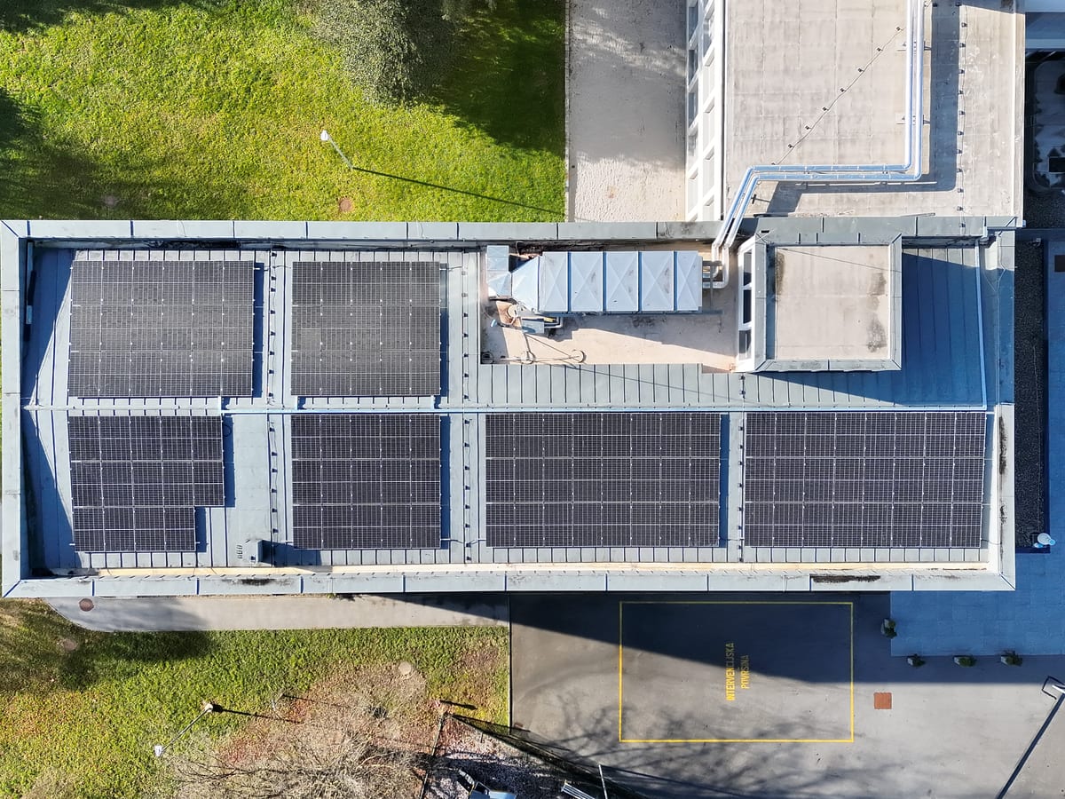 Sončna elektrarna na strehi javne stavbe